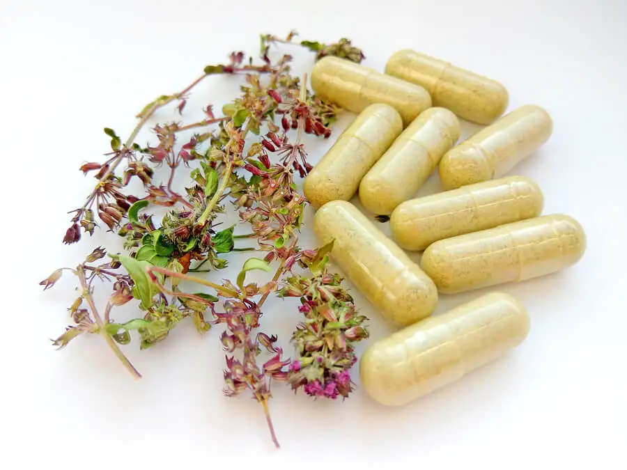 Cápsulas de plantas medicinales.