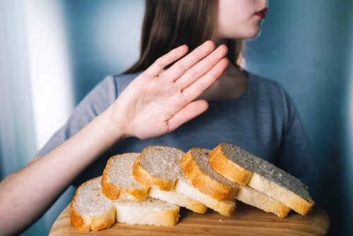 Mujer rechazando trozos de pan