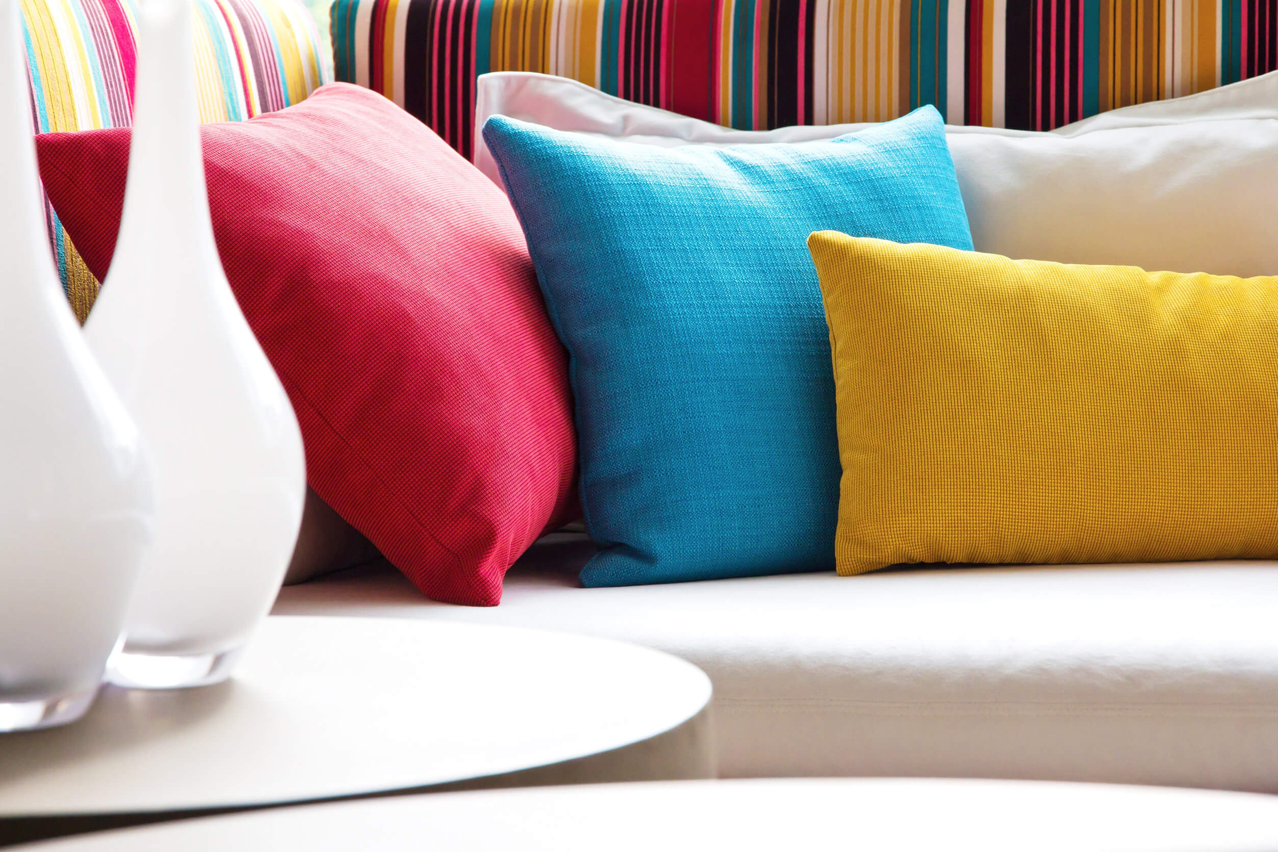 Cojines de colores para el sofá.