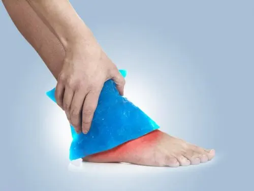 Compresa de hielo en el tobillo