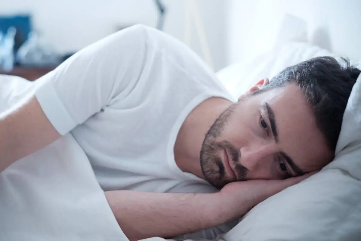 Hombre en la cama