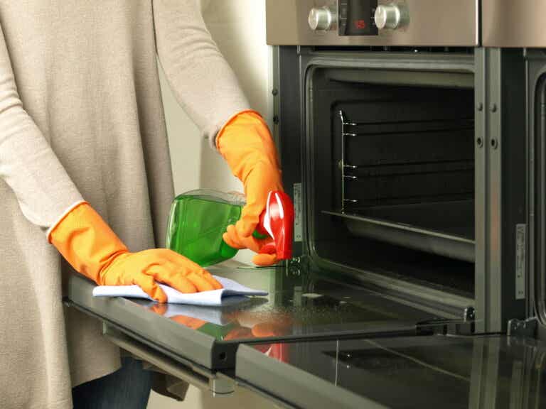 7 trucos para limpiar las bandejas del horno
