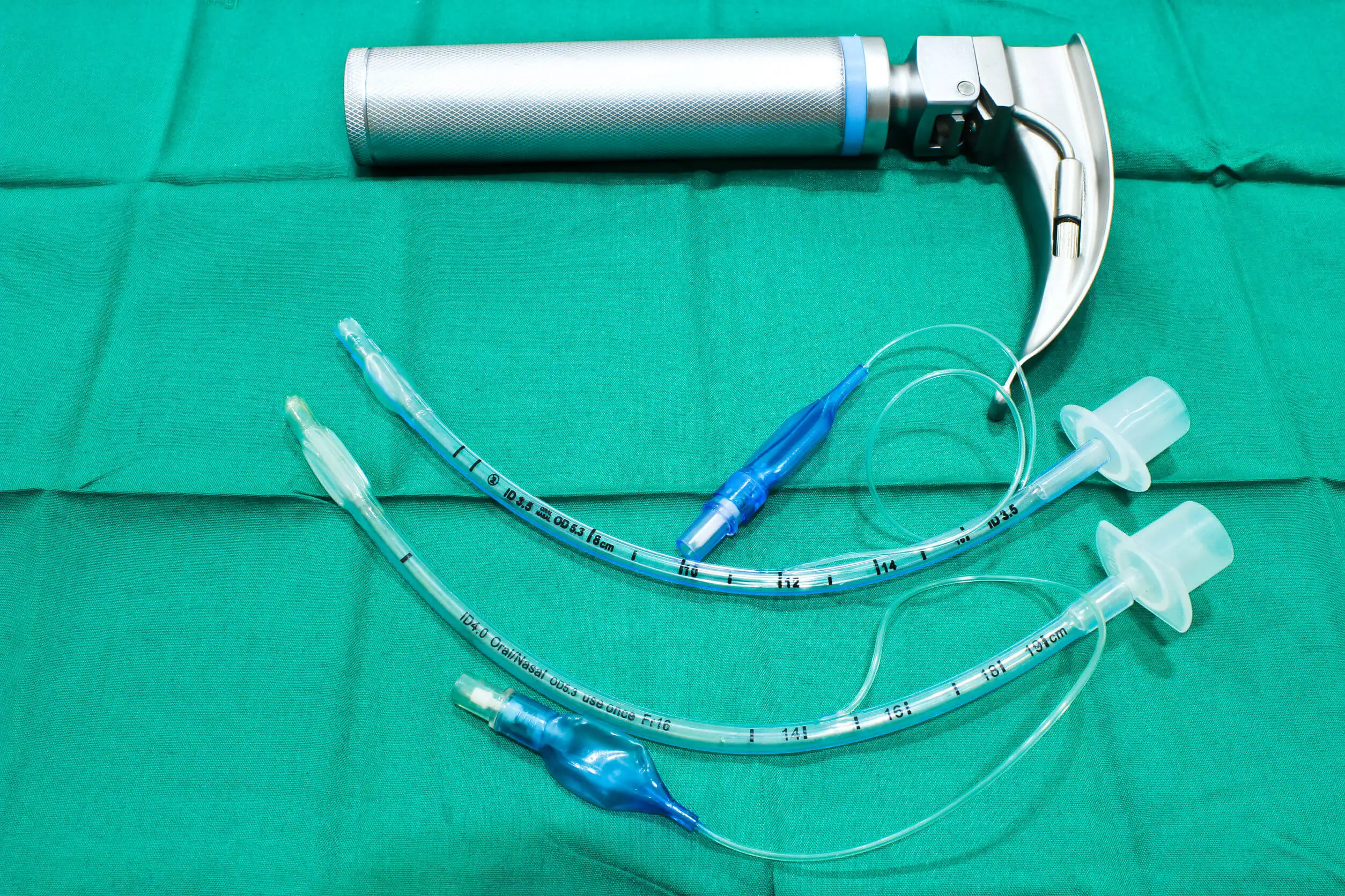 Los tubos endotraqueales son algo complicados.
