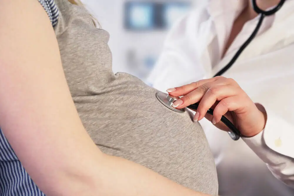 Mujer embarazada en el médico para un chequeo.