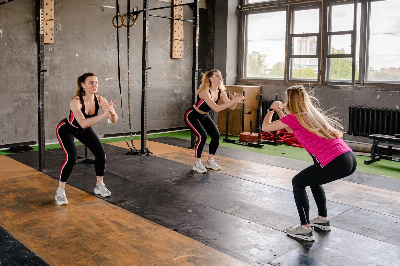 Mujeres haciendo sentadillas.