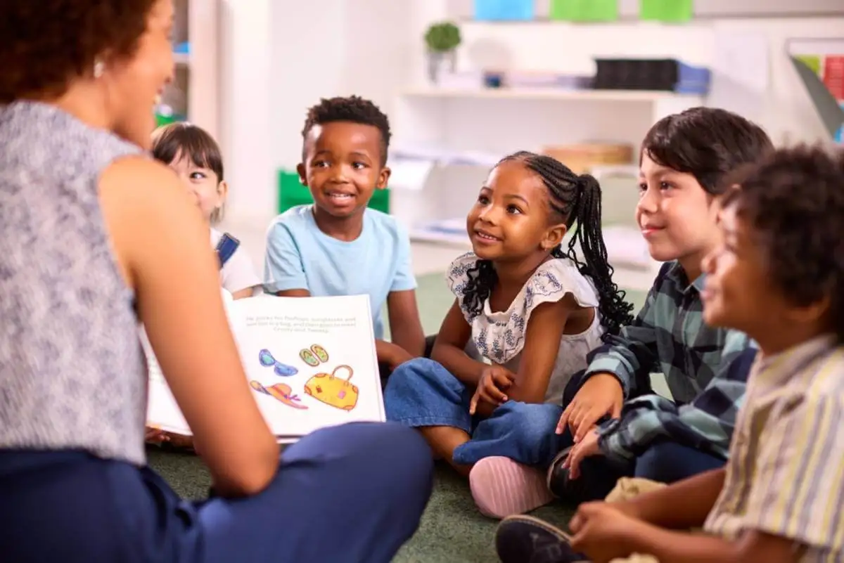 Niños sentados en el suelo: elegir la mejor escuela