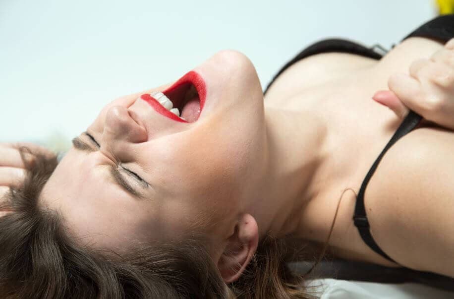 Mujer experimentando un orgasmo.