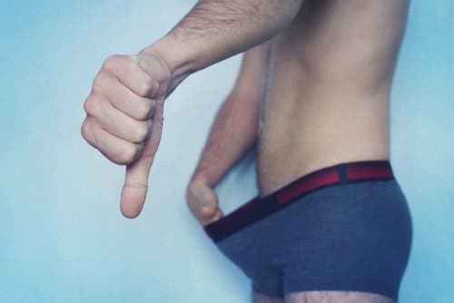 Hombre levantándose la ropa interior con el pulgar hacia abajo