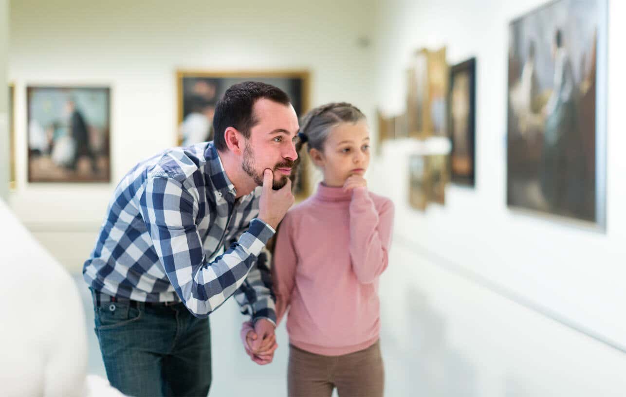 Padre e hijo en museo