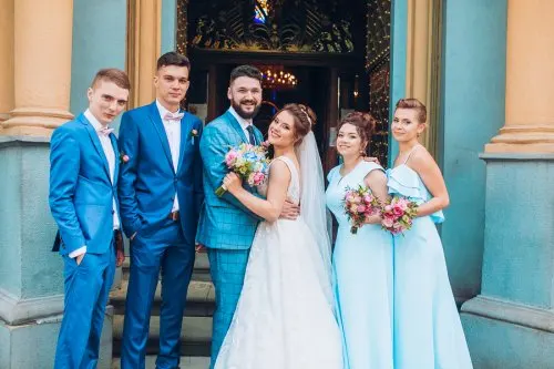 Novios con padrinos y testigos