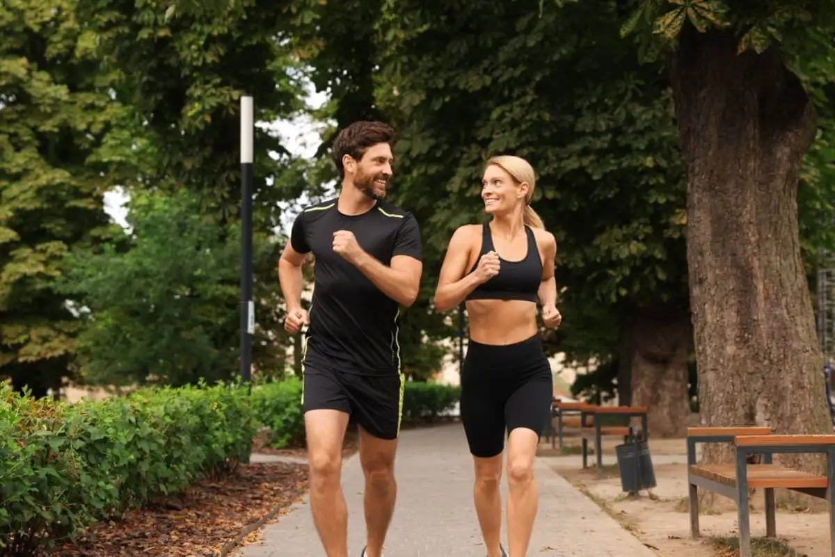 Pareja corriendo