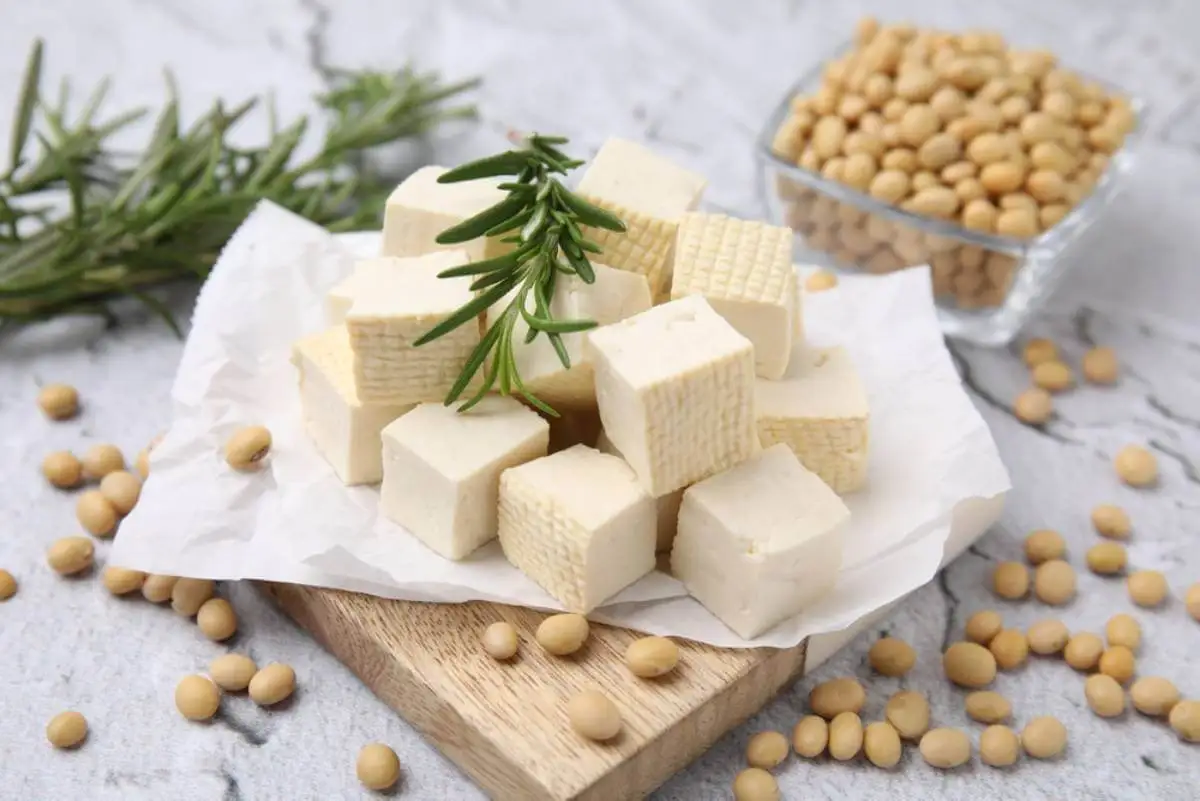 Tofu y granos de soja