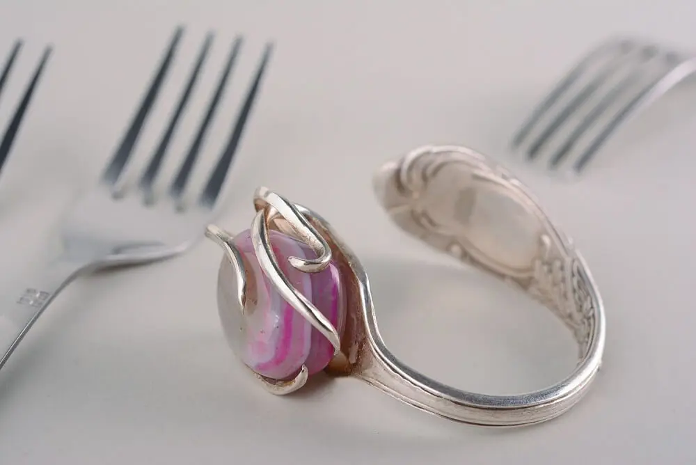 Pulsera con cubiertos viejos