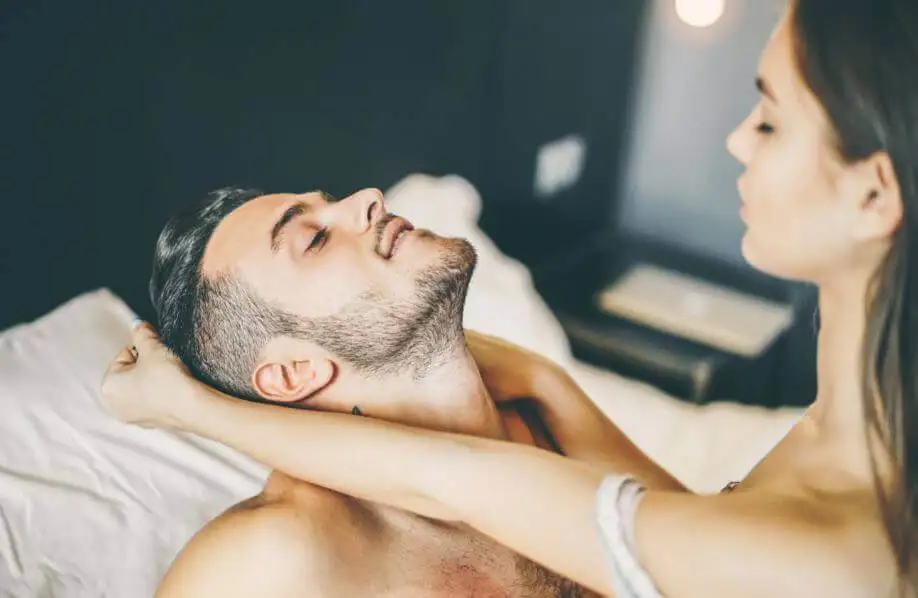 Pareja manteniendo relaciones sexuales y teniendo un orgasmo expandido.
