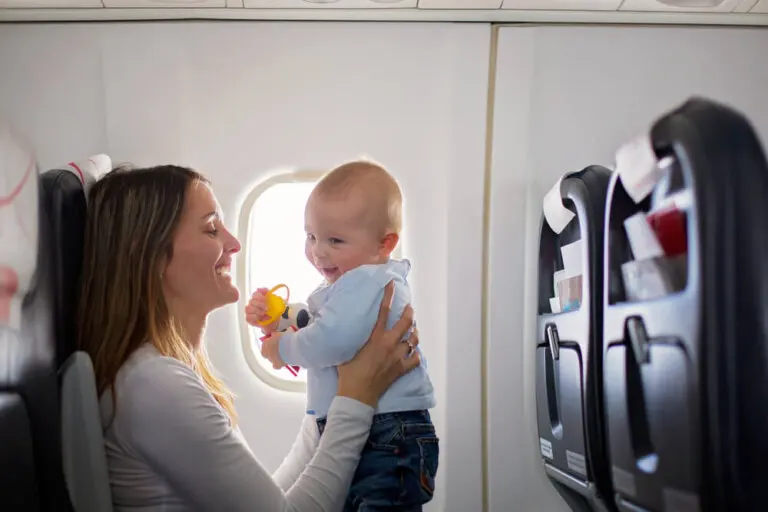 Cómo hacer un viaje largo con un bebé