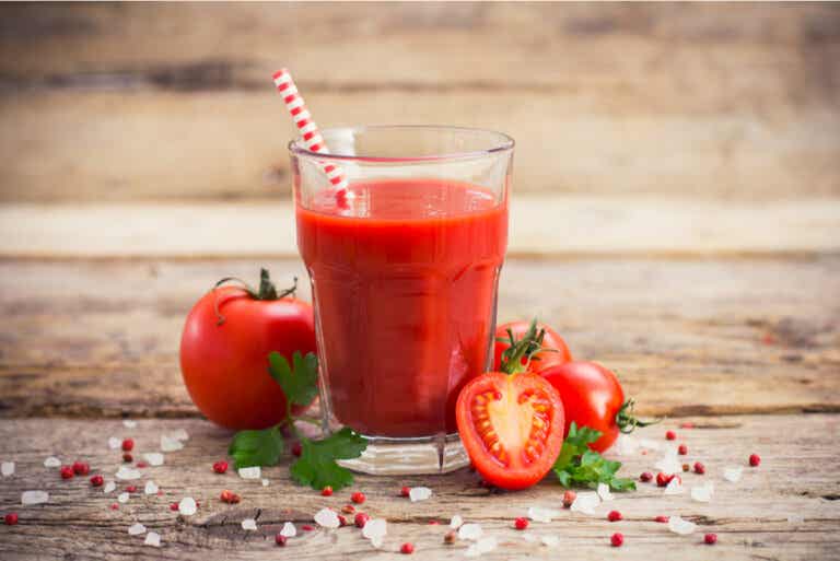 Los beneficios del zumo de tomate