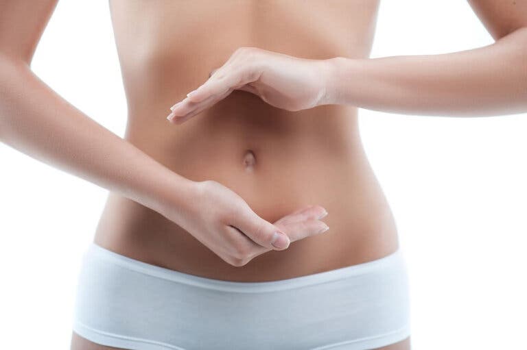 3 soluciones de origen natural para limpiar el ombligo