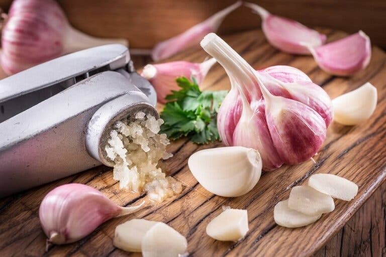 Cómo reducir el colesterol con ajo: 3 remedios caseros