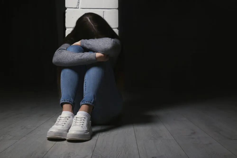 Adolescente con pensamientos suicidas.