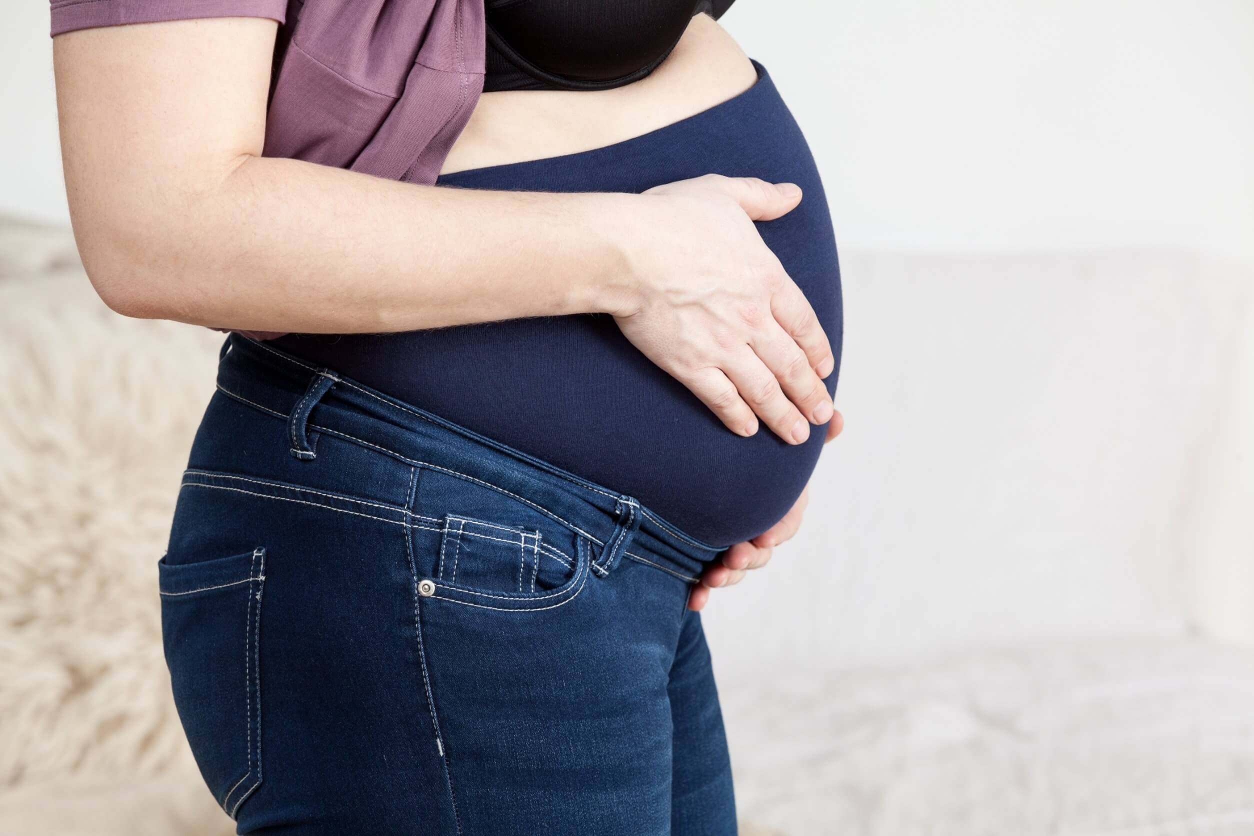 Faja de sujeción del vientre para mujeres embarazadas en el tercer