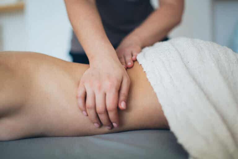 4 maneras de dar un masaje erótico a tu pareja