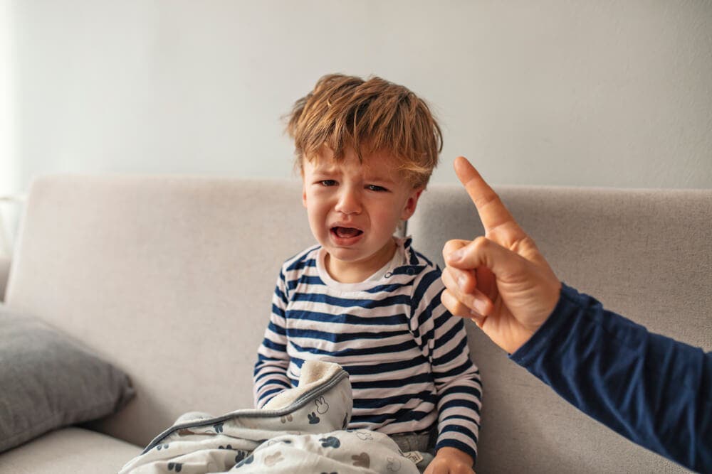 Niño gritando