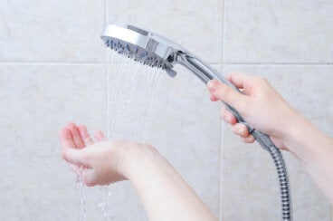 Cómo desatascar la ducha: cuatro métodos infalibles