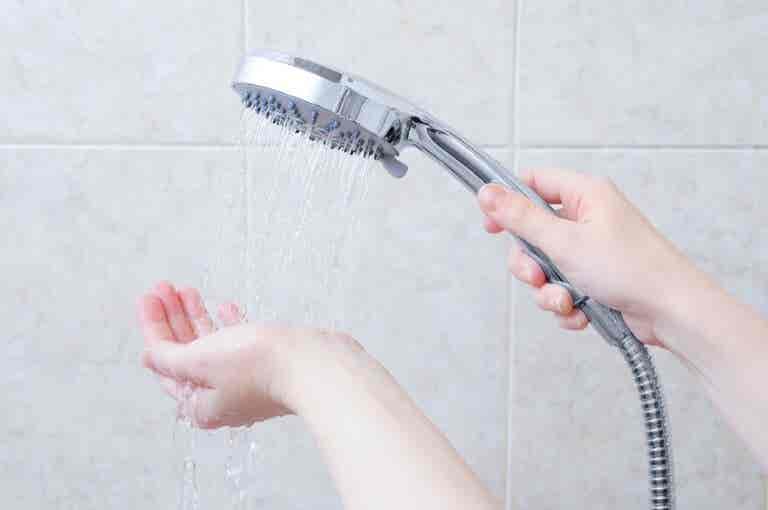 Cómo desatascar la ducha: cuatro métodos infalibles