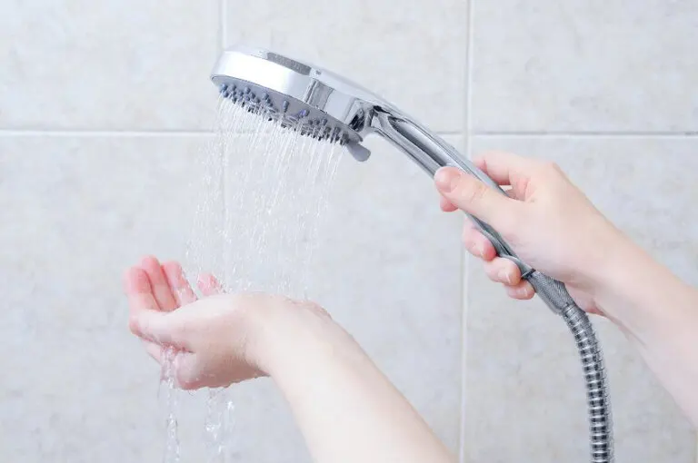 Cómo desatascar la ducha: cuatro métodos infalibles
