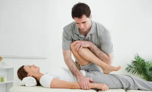 Paciente en fisioterapia: recuperarte de una lesión muscular