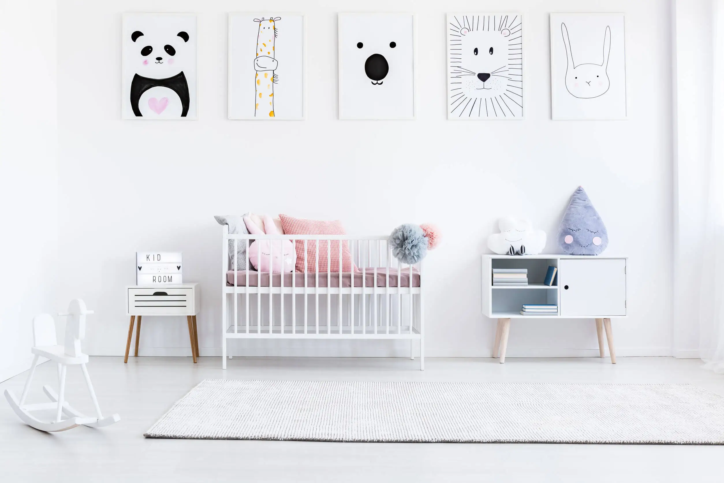 Cuadros en las paredes de la habitación infantil.