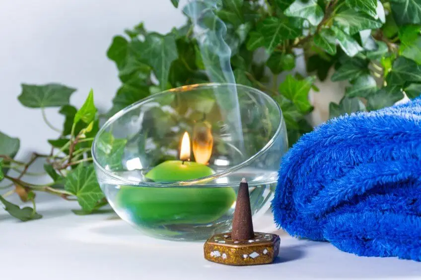 Decoración con hiedra para el baño