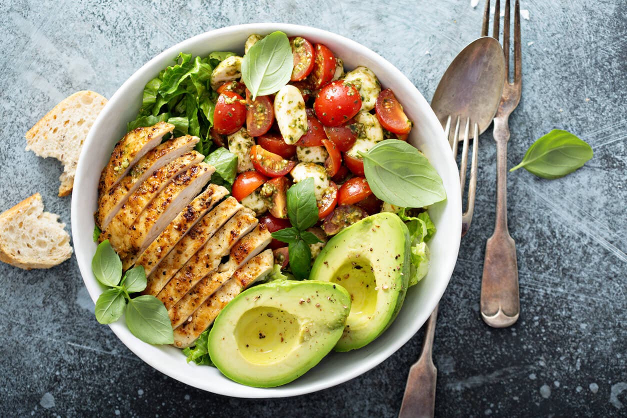 Bol de ensalada de aguacate con pollo