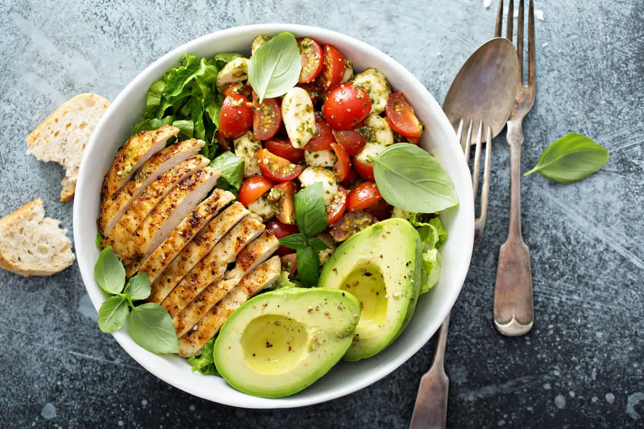 Bol de ensalada de aguacate con pollo
