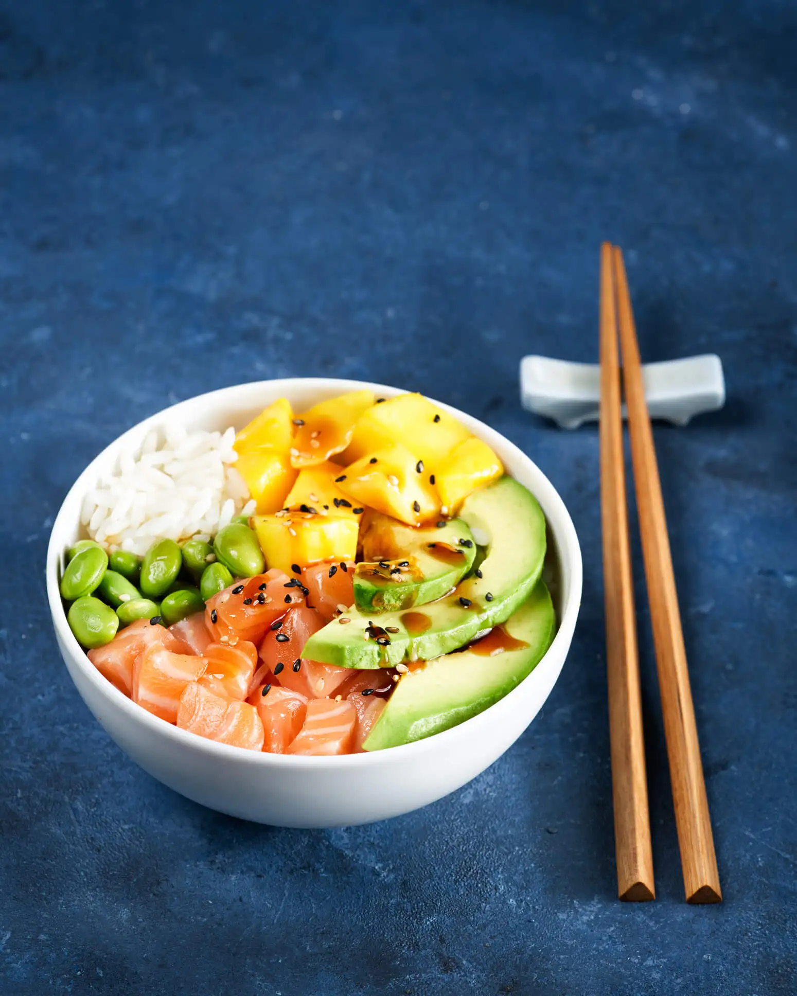 Bol de arroz con aguacate, salmón y mango