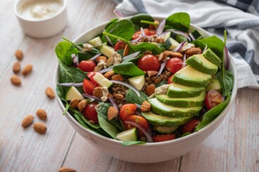 7 ensaladas con aguacate que te gustará probar