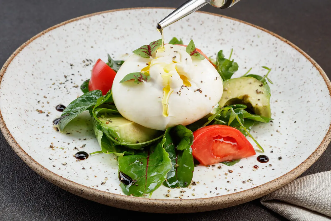 Ensalada con tomate, aguacate y burrata.