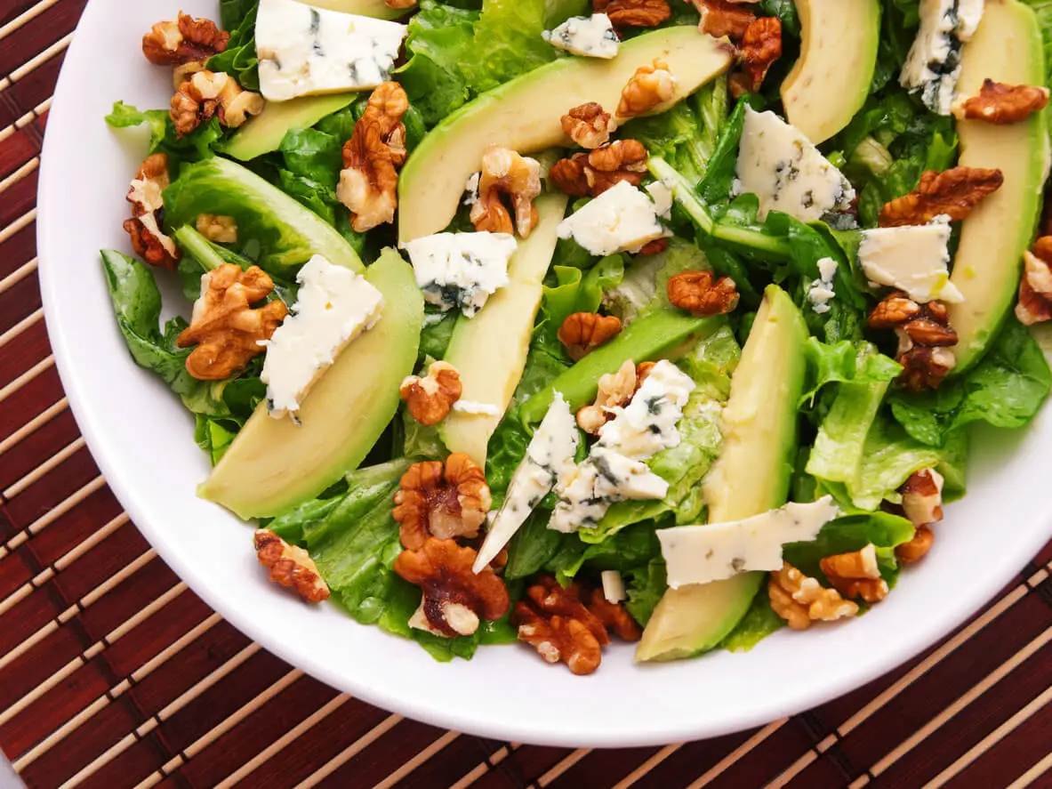 Plato de ensalada con queso y aguacate
