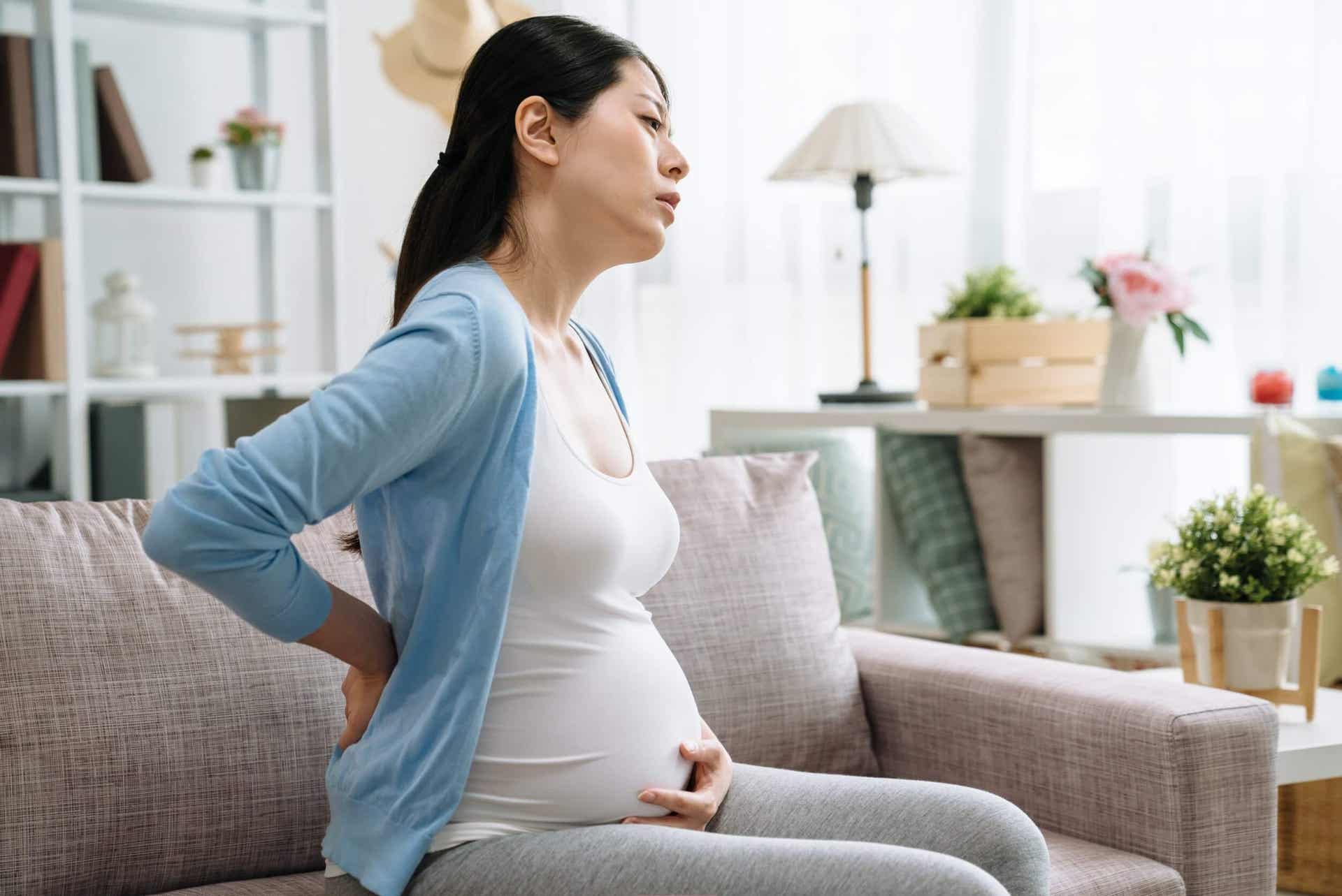 La banda para el vientre de una embarazada con dolor de espalda