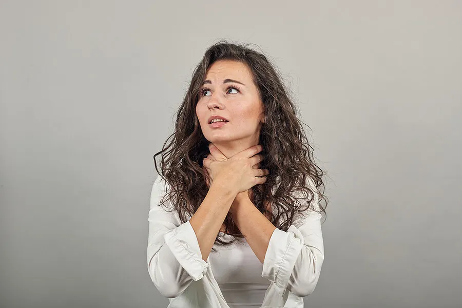 Mujer con odinofagia