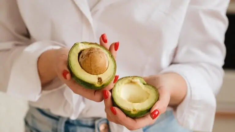 ¿Por qué no debes exceder el consumo de aguacate?