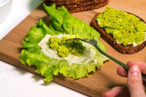 ¿Por qué no debes exceder el consumo de aguacate?