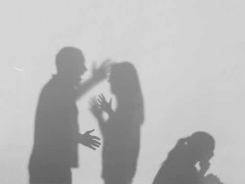 Sombras de una discusión de pareja y un niño