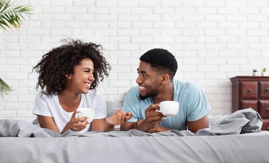 Hacer planes en pareja es sano y divertido.