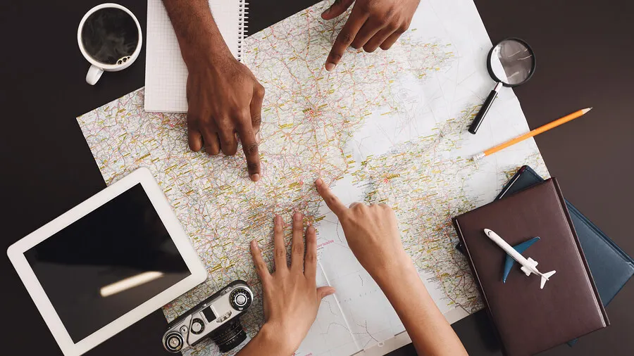 Planificar un viaje en pareja.