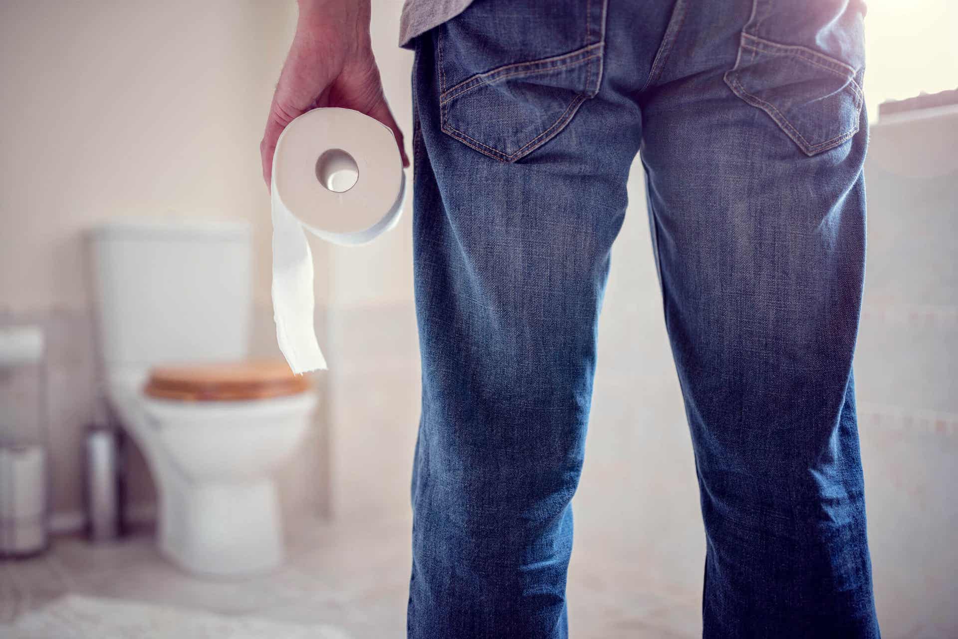 Einlauf - Mann mit einer Rolle Toilettenpapier in der Hand