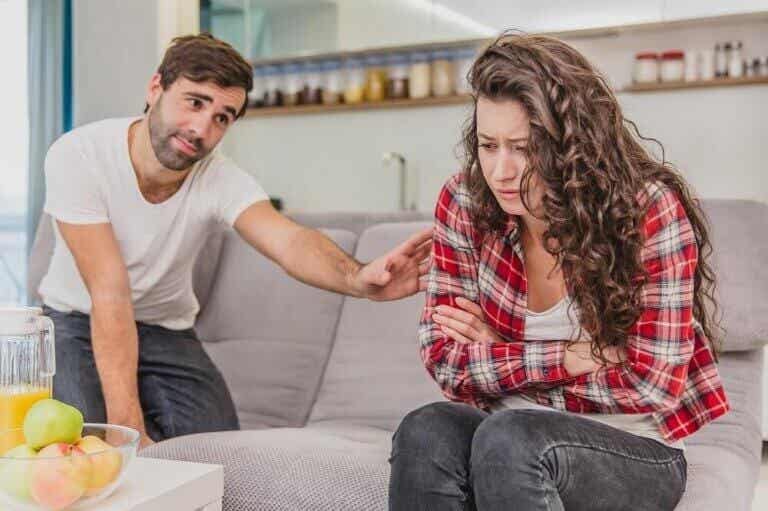 5 señales de advertencia de una relación emocionalmente abusiva