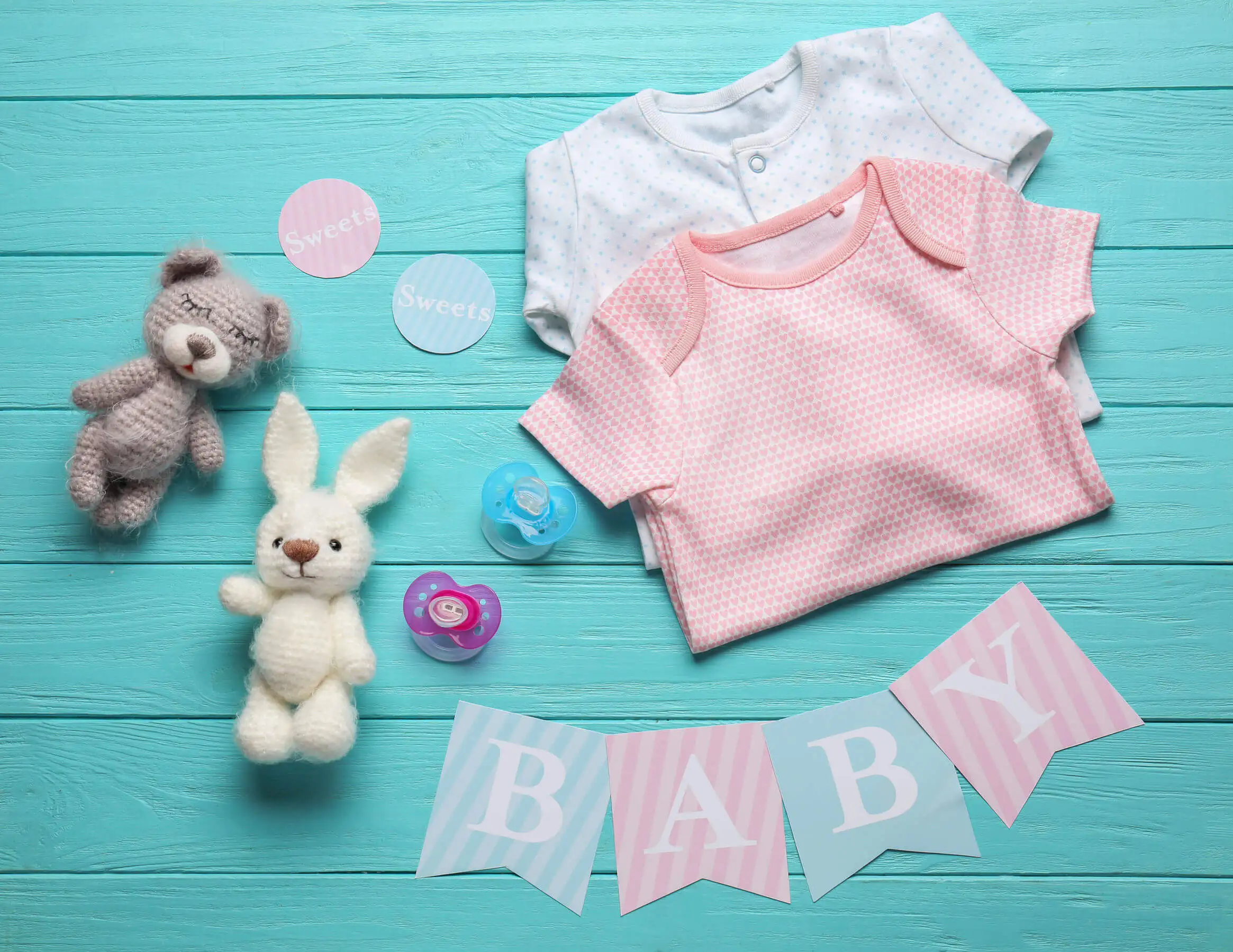 Para preparar la llegada del bebé es necesario buscar la ropa con antelación.