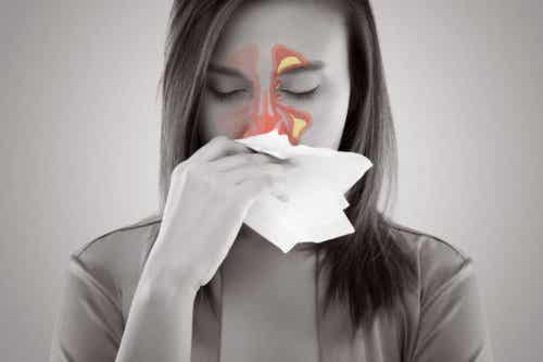 Mujer con sinusitis: el dolor de cabeza sinusal