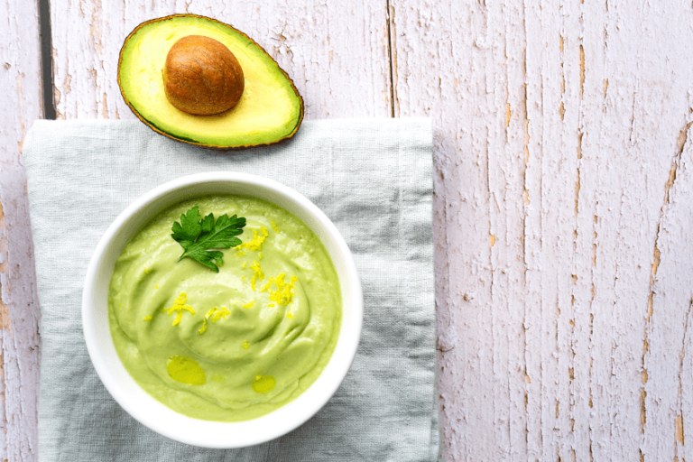 Cómo preparar una salsa cremosa de aguacate